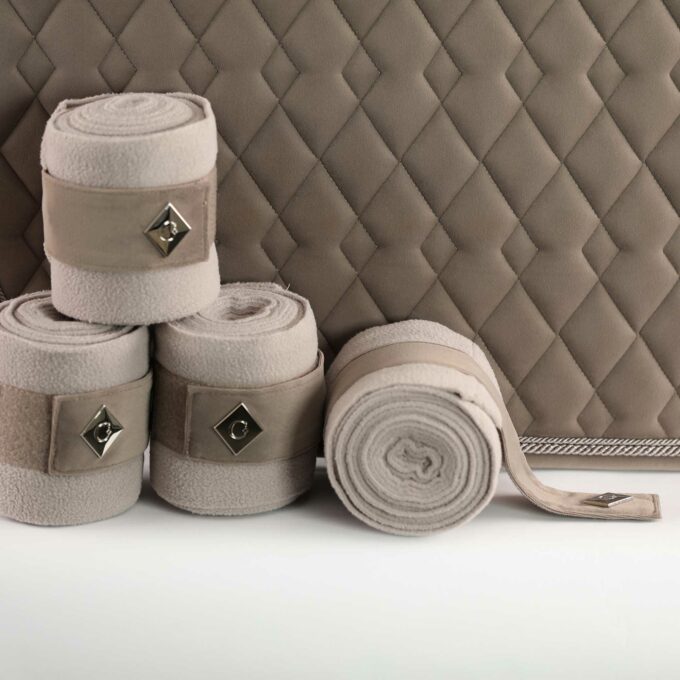 CAVELLY-DR-SET-WALNUT-DETAIL