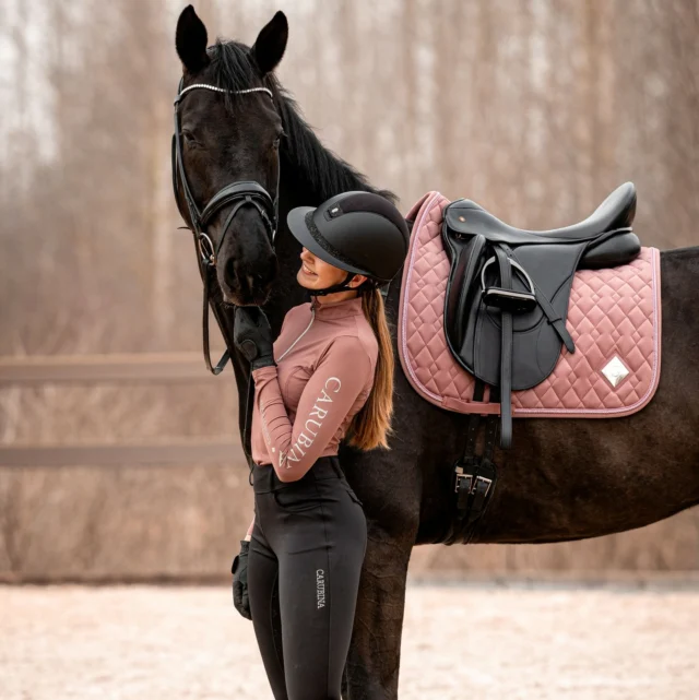 Spring whispers in petals — a gentle touch of light Bordeaux 🌸
Get the look!⁠
👚:CAPORTO - Light Bordeaux
👖: CATRINY - Black⁠
Schabracke: Cavelly - Light Bordeaux
⁠
#carubina #carubinaequestrian #caporto #smokeyblue #newin #getyourstyle #springvibes #equestrian #equestrianfashion #horsefashion #equestrianlifestyle #equestrianstyle #equestrianism #jumping #dressage